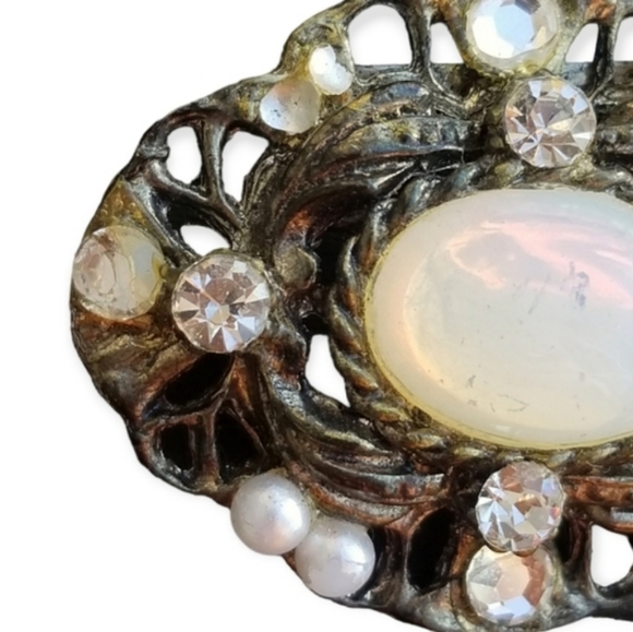 ANTIQUED BRASSTONED FAUX MOONSTONE FILIGREE BROOCH - Picture 4 of 4